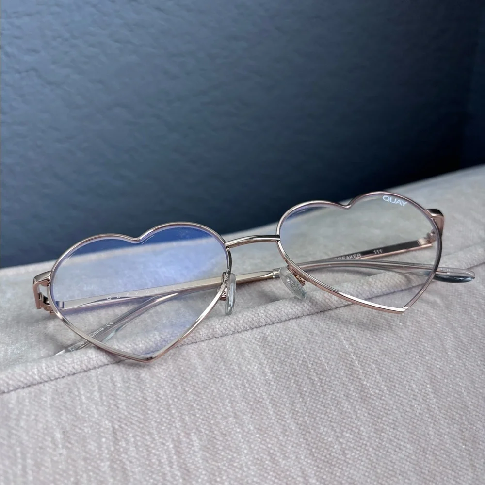 Quay Heart-Shaped Sunglasses - Picture 3 of 3